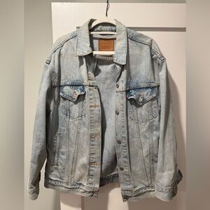 Light wash women’s Levi’s Denim Jacket